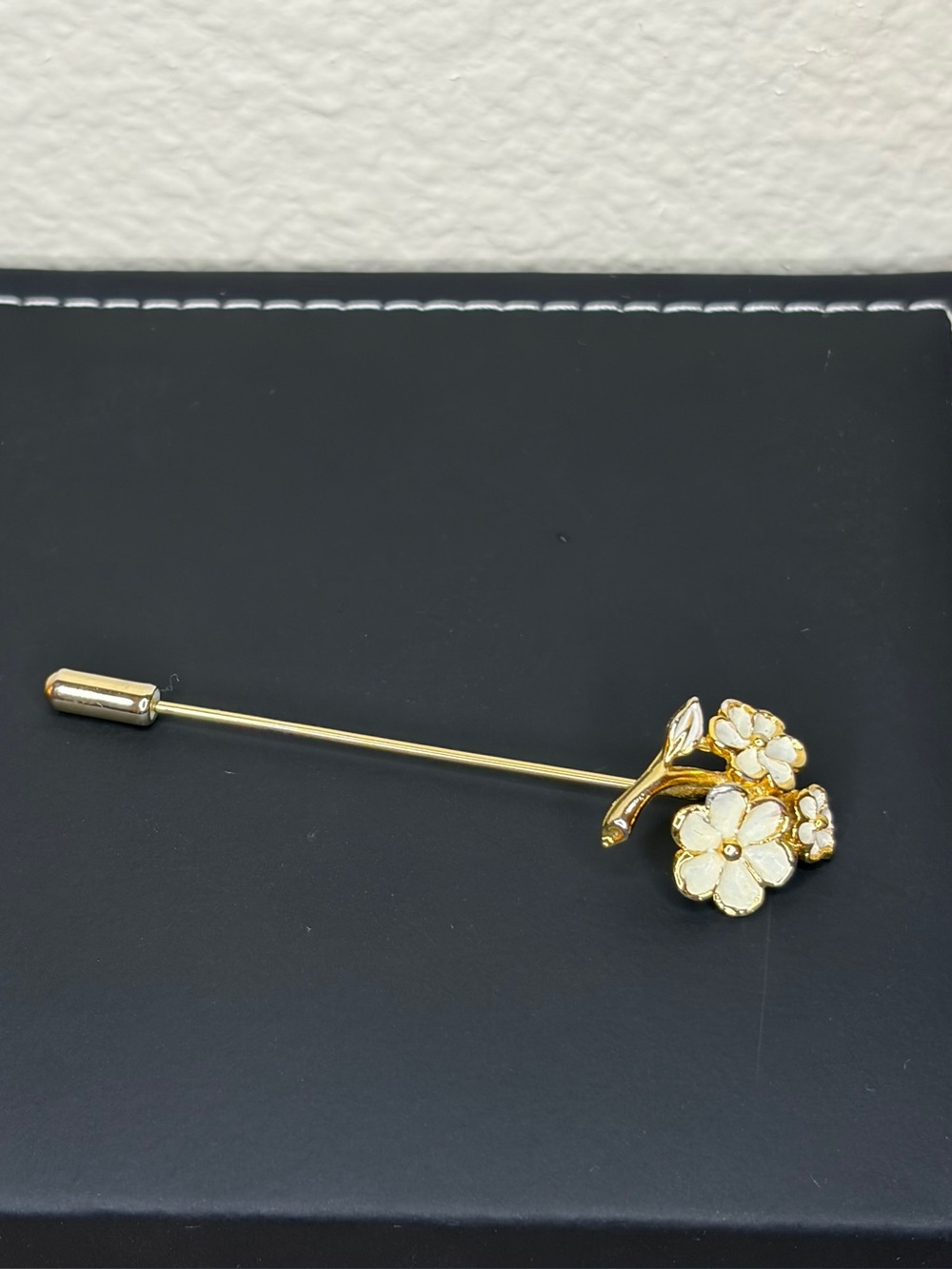 Vintage 80’s White Enamel Floral Stick Pin Dogwood Blossom Lapel Pin - Picture 3 of 5